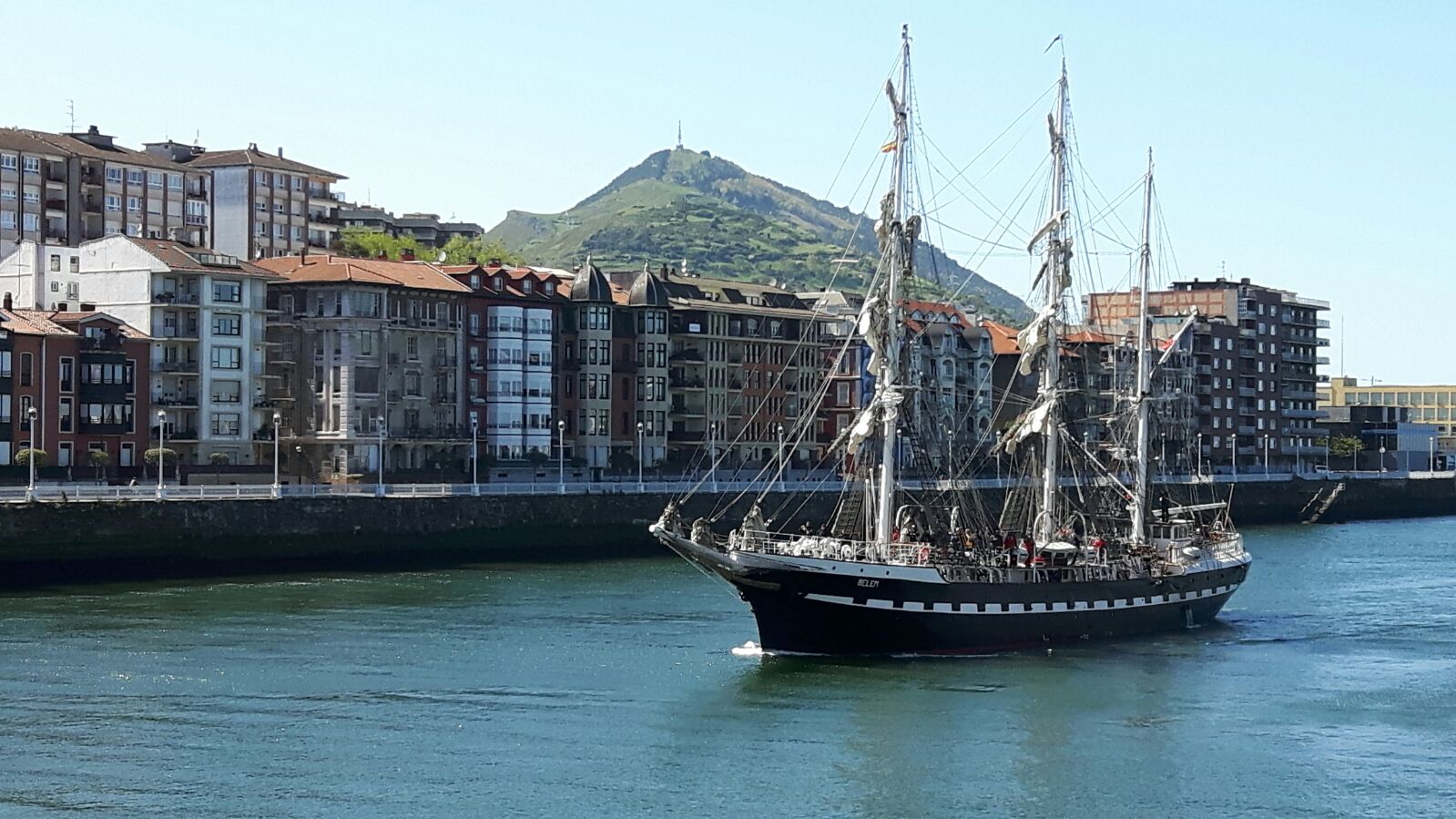 Barcos bajo el Puente Bizkaia