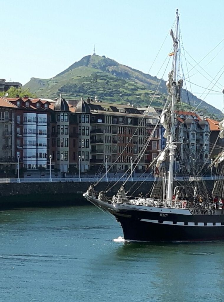 puente colgante barcos